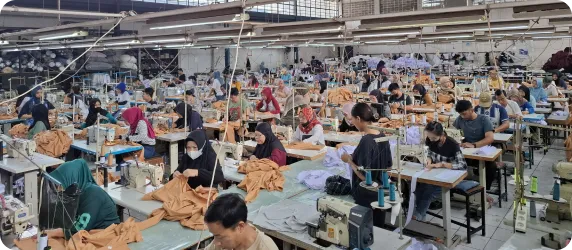Suasana produksi garmen Sarae Garmindo
